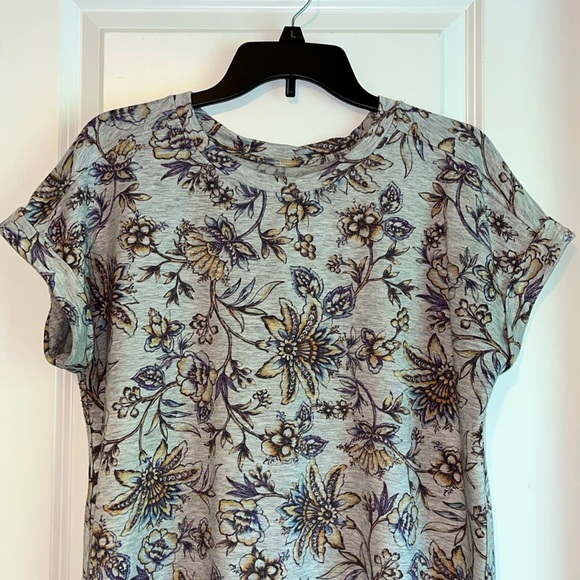 ⚡️ 3 for $20 ⚡️ Cupio Gray Floral Short Sleeve Top - Picture 2 of 7